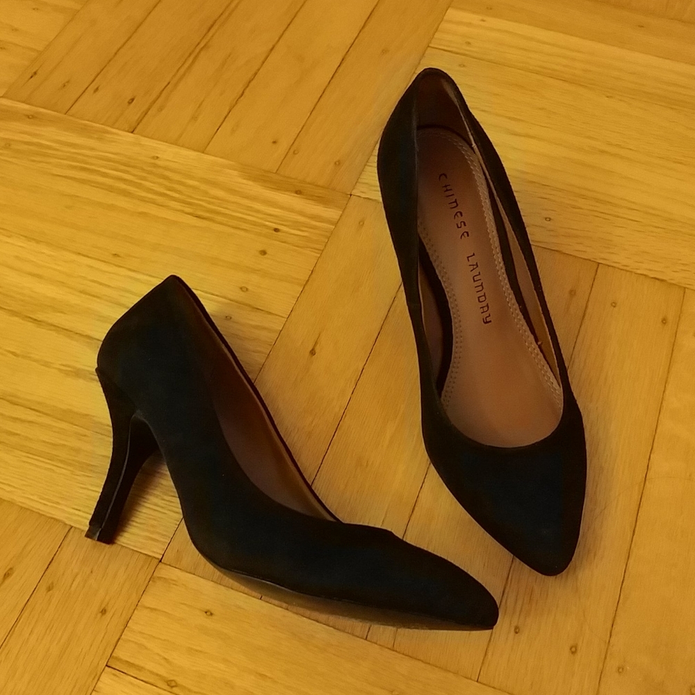 Chinese Laundry black suede pumps pop
